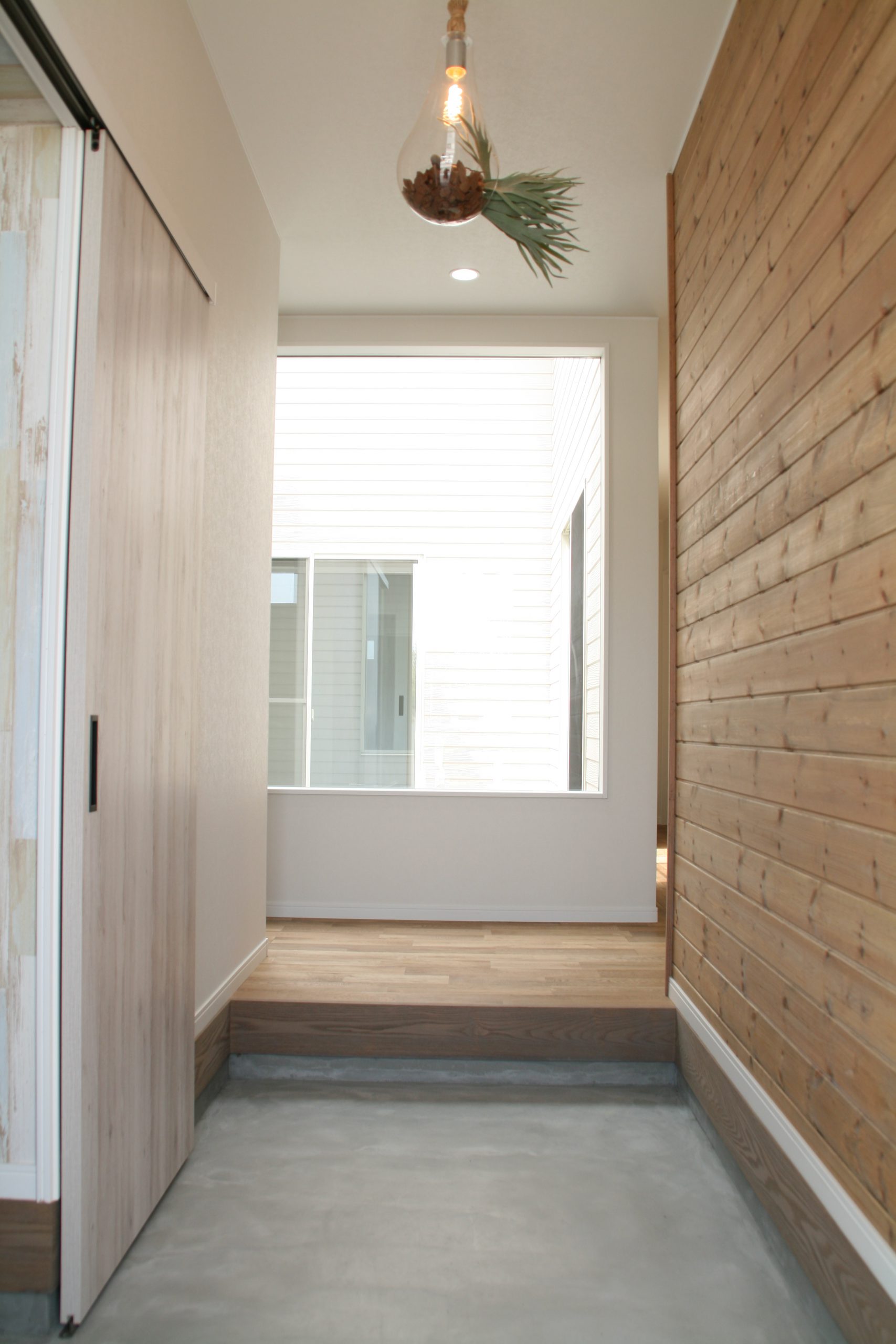 室内は木をふんだんに使ったナチュラルな空間