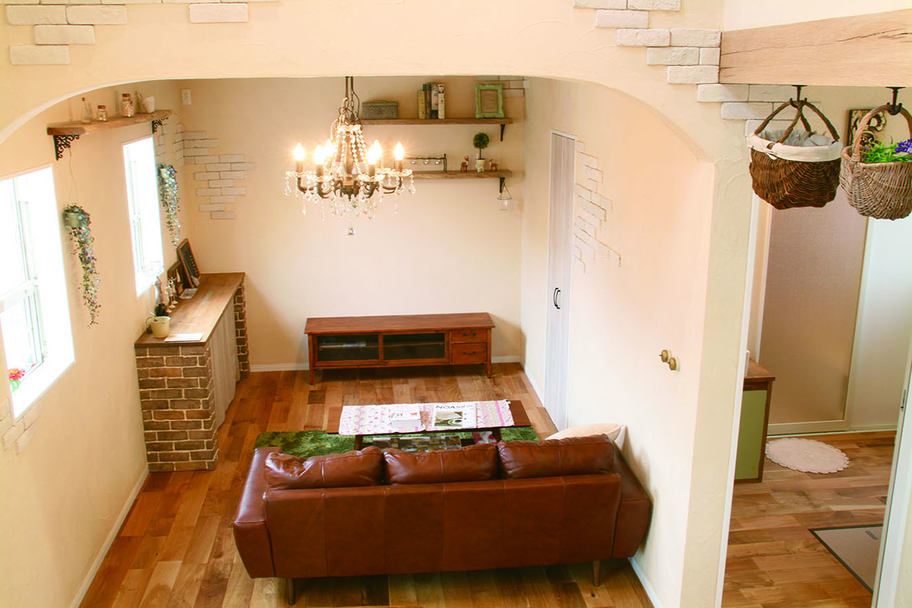 室内は塗り壁と木を組み合わせたナチュラルな空間