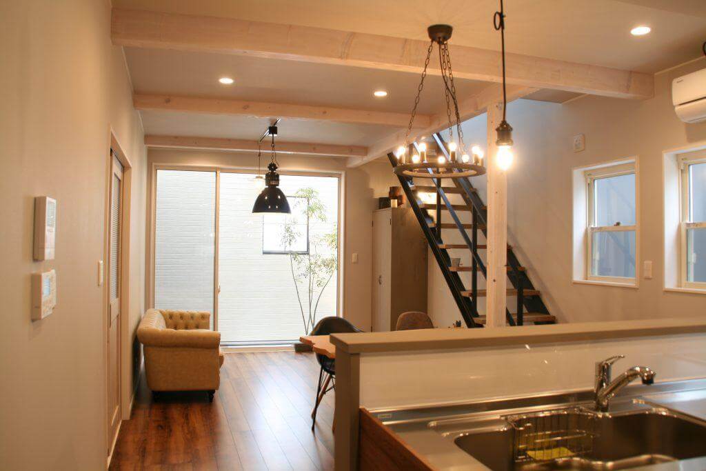 アイアン窓やストリップ階段、オリジナル家具を取り入れた内装