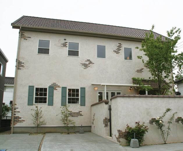 フランスの田舎の古民家をイメージしたアンティークフレンチスタイルの2階建て住宅