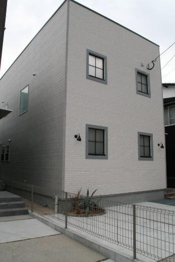 フランスのアパルトマンをイメージしたフレンチスタイルの2階建て住宅